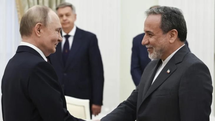 Vladimir Putin recibió al canciller iraní en San Petersburgo en medio de la tensión regional.