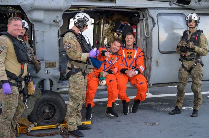 Sanos y salvos: los astronautas permanecerán en observación tras su regreso.