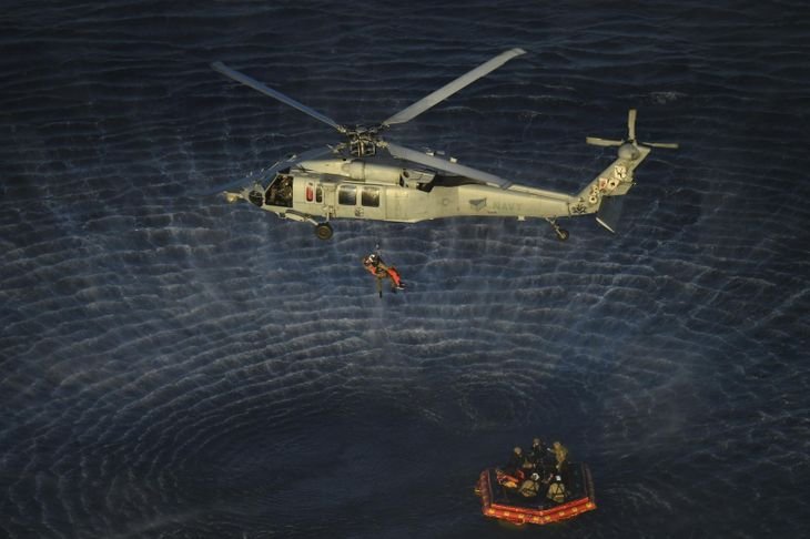 Un helicóptero recupera a los astronautas en el medio del océano Pacífico.