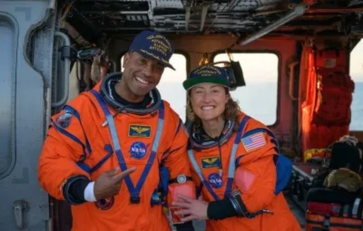 Dos de los integrantes de Orión, tras haber regresado a la Tierra.
