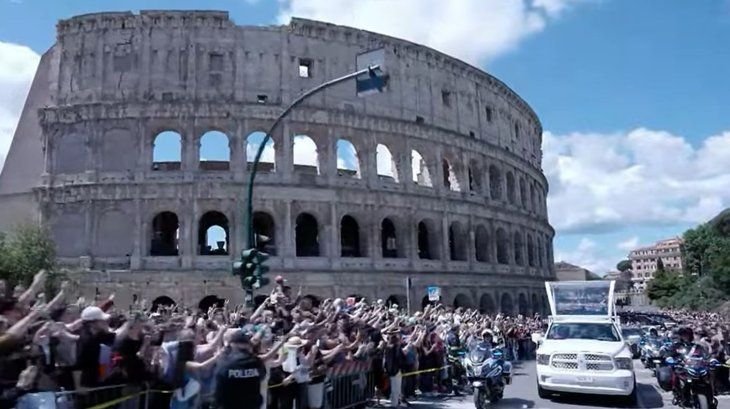 El féretro del Papa fue trasladado seis kilómetros por Roma hasta su entierro.