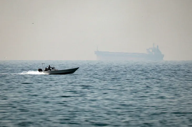 El peligro final para los petroleros que intenten cruzar el estrecho de Ormuz no son ni los misiles ni los drones, sino la inmensa flota de lanchas rápidas de los Iranies.