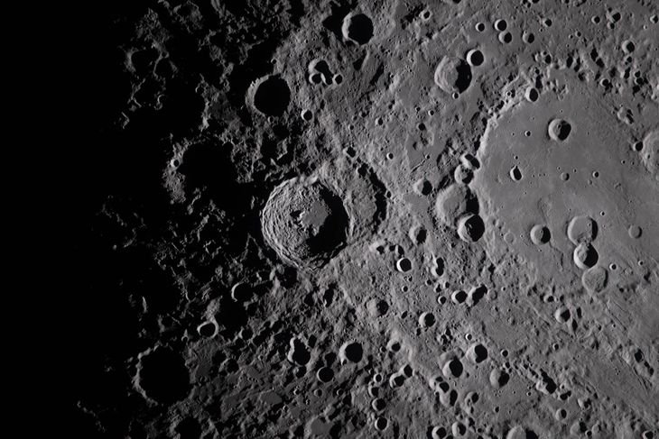 Sobras sobre el cráter Vavilov, tomada el lunes 6 de abril de 2026 en el sobrevuelo a la cara oculta de la Luna. Sobras sobre el cráter Vavilov, tomada el lunes 6 de abril de 2026 en el sobrevuelo a la cara oculta de la Luna.