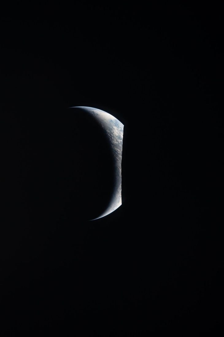 Salida de la Tierra capturada desde la ventana de Orión el lunes 6 de abril de 2026. Salida de la Tierra capturada desde la ventana de Orión el lunes 6 de abril de 2026.