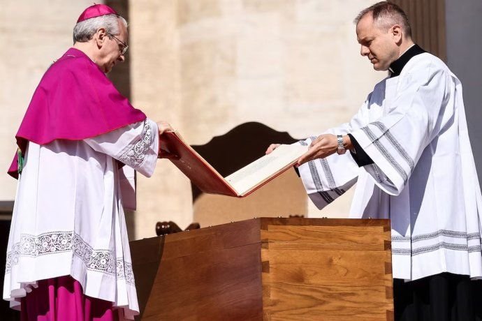 El libro de los Santos Evangelios fue colocado sobre el féretro del Papa. 