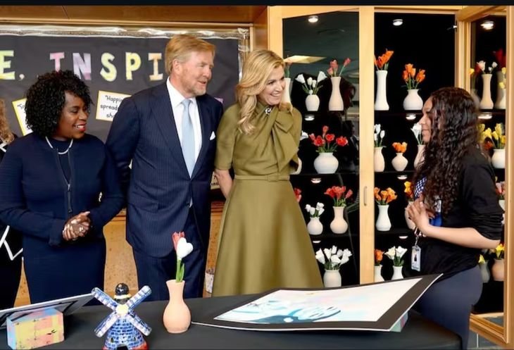 Máxima fue agasajada con diferentes presentes por parte de los alumnos. Máxima fue agasajada con diferentes presentes por parte de los alumnos.