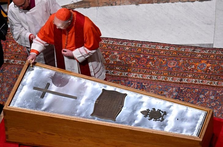El momento en el que cerraban el ataúd del papa Francisco.