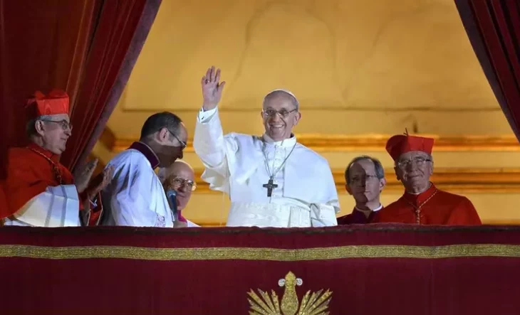 La primer encíclica del papa Francisco vio la luz poco más de 3 meses después de asumir su rol al frente de la Iglesia Católica.