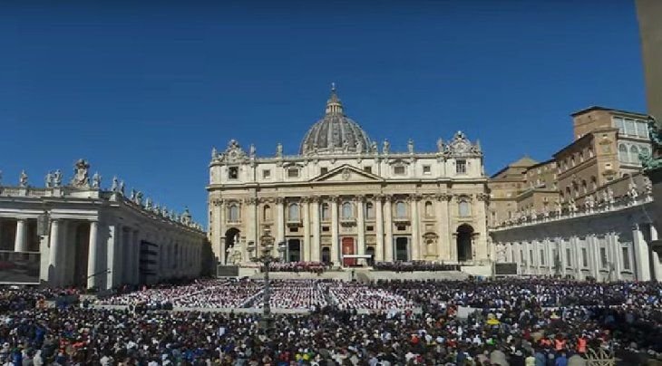 Una multitud se acercó a despedir a Francisco. 