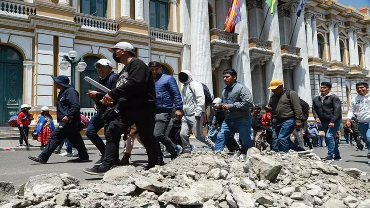 Distintos sectores sociales retomaron este martes las movilizaciones en El Alto rumbo a la sede de Gobierno, en medio de la crisis política y social que dejó enfrentamientos y hechos de violencia en La Paz durante el lunes.