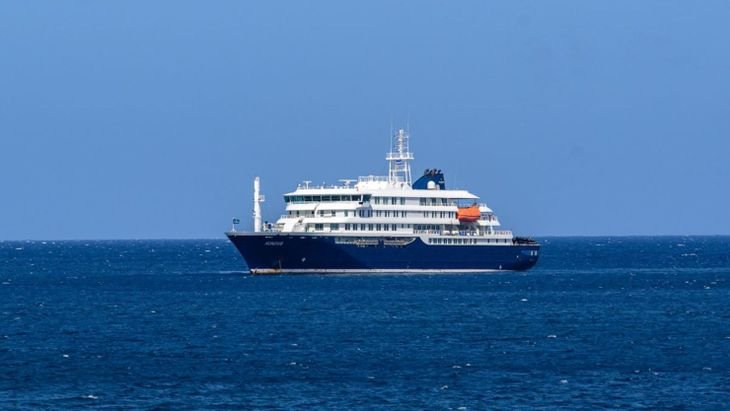 La OMS rastrea las cerca de 80 personas que viajaron en el mismo avión que la enferma, además de las alrededor de 30 que se bajaron en una escala en Santa Elena.