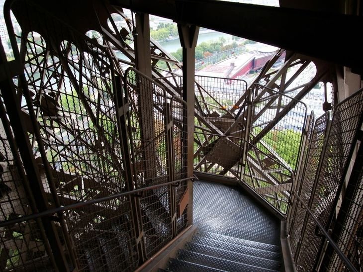 Un coleccionista francés adquirió por €450.160 un tramo original de la escalera de la Torre Eiffel en la casa de subastas Artcurial.
