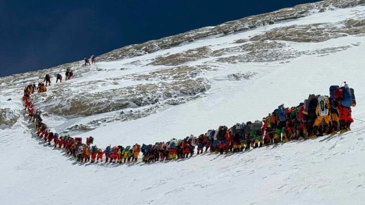 Ahora, 494 escaladores y sus experimentados guías sherpa apuran los días para conquistar el gigante de 8,850 metros antes de que termine el mes.
