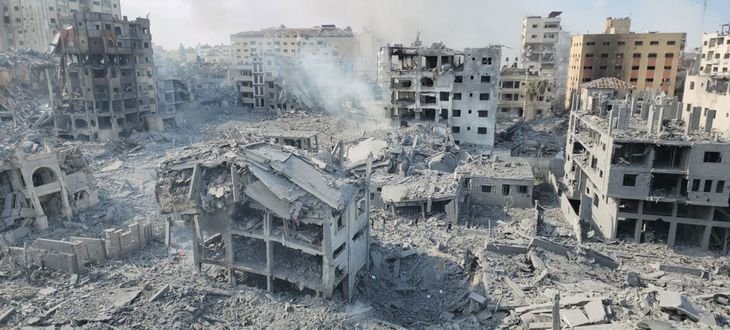 El ataque israelí en el barrio de Rimal dejó muertos, heridos y daños en un edificio residencial.
