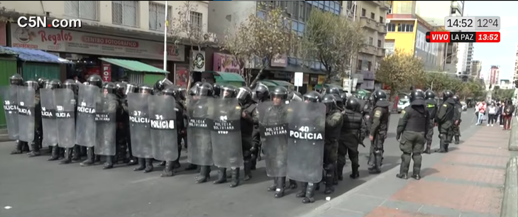 La Policía busca evitar el ingreso de los manifestantes en la Plaza Murillo.