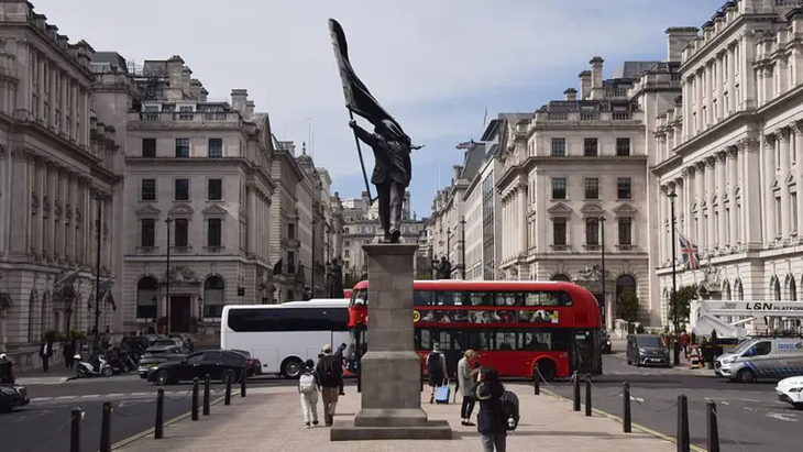 La figura se levanta cerca de monumentos históricos como los dedicados al rey Eduardo VII y al capitán Scott.