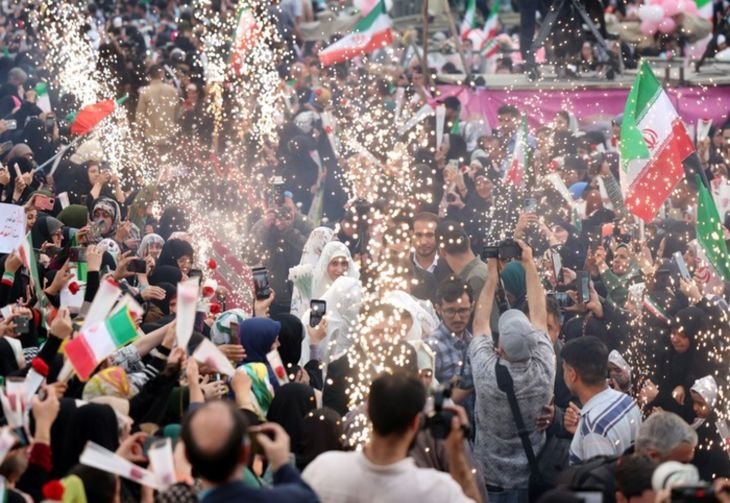 Novios iraníes llegan a una boda colectiva organizada en el marco de la campaña "Jan-Fada". 
