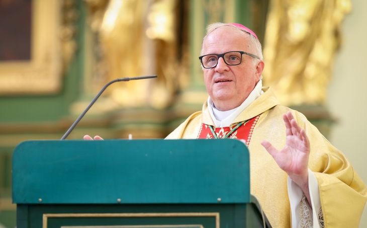 El nuevo representante del Vaticano en la Argentina nació en Worcester (Massachusetts, EE.UU) en 1962 y fue ordenado sacerdote el 2 de julio de 1988. 