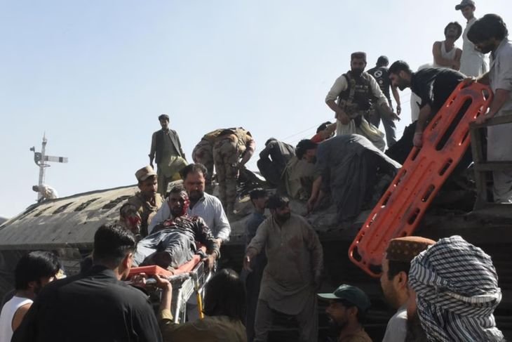 Las fotos mostraban un vagón destruido y volcado, con personas que buscaban sobrevivientes. Había heridos con sangre en camillas y guardias armados vigilando el lugar.