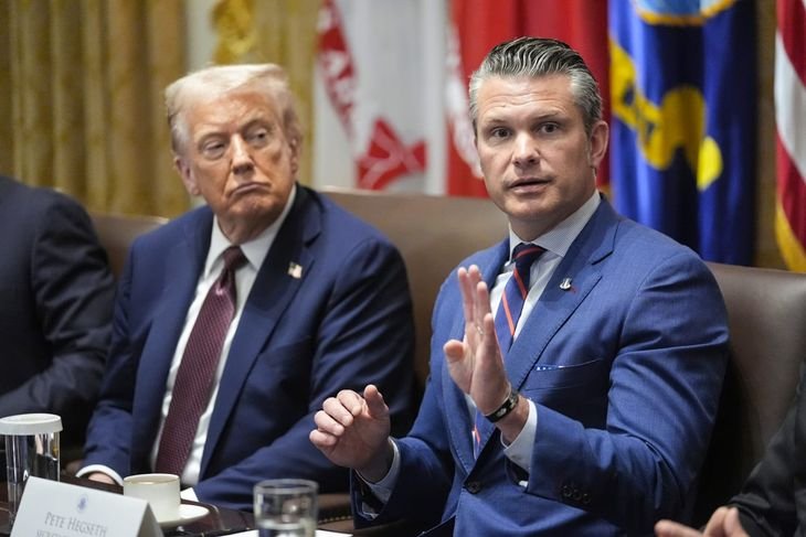 Trump junto con Pete Hegseth, secretario de Guerra.