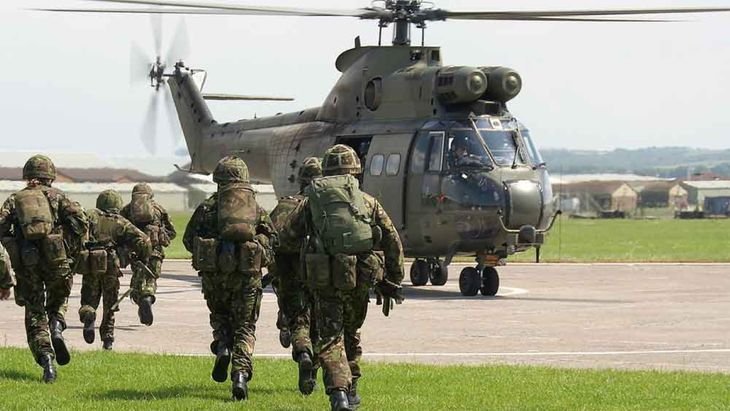 La RAF mantiene estacionados en la base aérea de Mount Pleasant cuatro cazas Typhoon, encargados de la defensa aérea permanente bajo el sistema de alerta de reacción rápida.