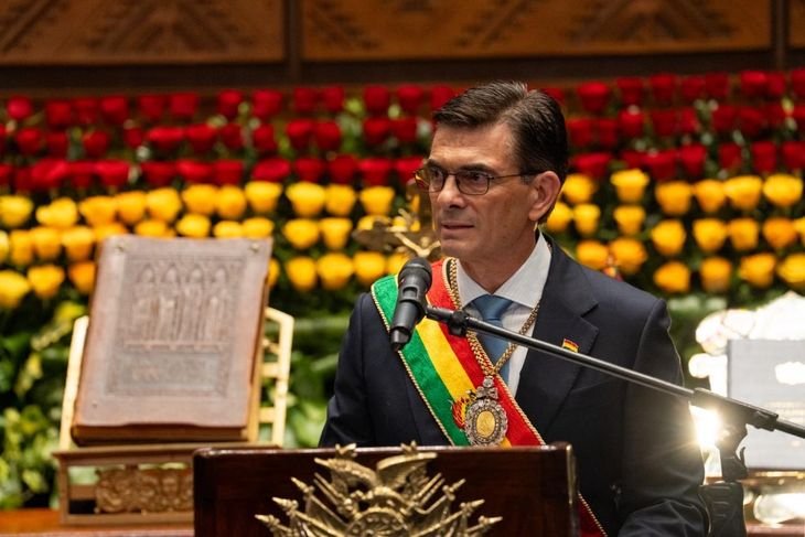 En un intento por controlar la crisis, Paz anunció la creación de un consejo económico y social.