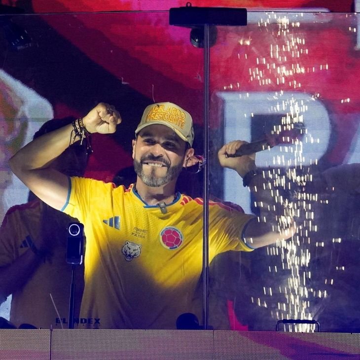 De la Espriella se luce con la camiseta oficial de la selección y muchos de sus simpatizantes votaron en la primera vuelta vistiendo igual.