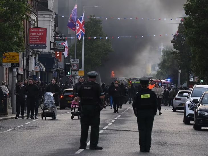 Las calles de Belfast fueron escenario esta noche de una masiva movilización ciudadana en repudio al violento asalto sufrido por un residente local. Las calles de Belfast fueron escenario esta noche de una masiva movilización ciudadana en repudio al violento asalto sufrido por un residente local.