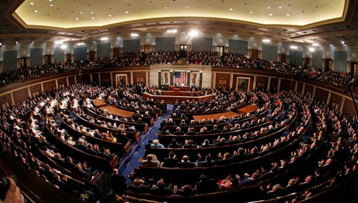 La propuesta legislativa busca que frenar las hostilidades contra Irán, salvo que el Congreso declare formalmente la guerra o autorice de manera específica una intervención militar.  