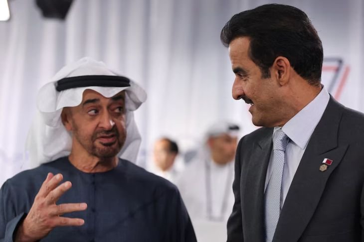El emir de Qatar, el jeque Tamim bin Hamad Al Thani, y el presidente de los Emiratos Árabes Unidos (EAU), el jeque Mohamed bin Zayed Al Nahyan.