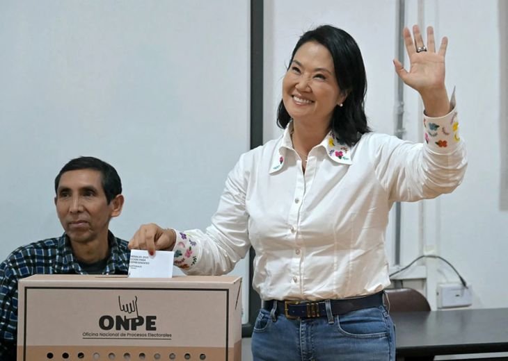 Keiko Fujimori saluda al votar en Lima durante una reñida segunda vuelta presidencial. Keiko Fujimori saluda al votar en Lima durante una reñida segunda vuelta presidencial.