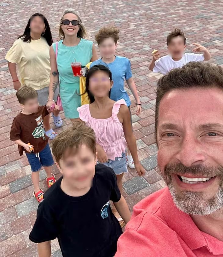 Kristopher y Amanda, junto a sus seis hijos.