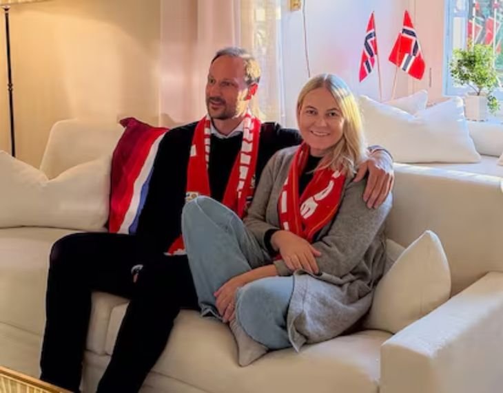 El príncipe Haakon expresó su "inmenso alivio al ver que la princesa heredera regresa a casa desde el hospital".