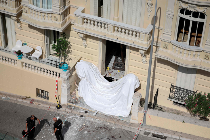 El hecho ocurrió el lunes, cuando un individuo dejó un paquete en el vestíbulo de un pequeño edificio de apartamentos, seguido poco después por una explosión.