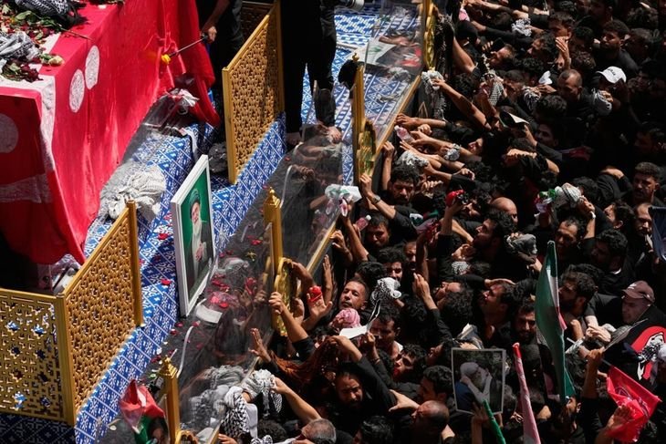 El funeral de Ali Khamenei tuvo miles de asistentes.