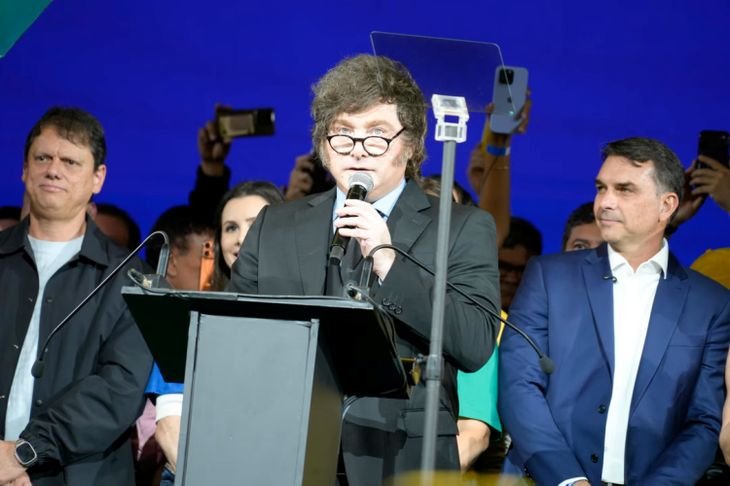 En Brasil, Javier Milei tildó a Lula da Silva de "ladrón" y respaldó la candidatura de Flávio Bolsonaro.