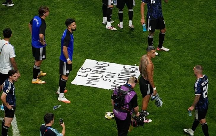 Archivo. La bandera de los jugadores tras vencer 2-1 a Inglaterra. 