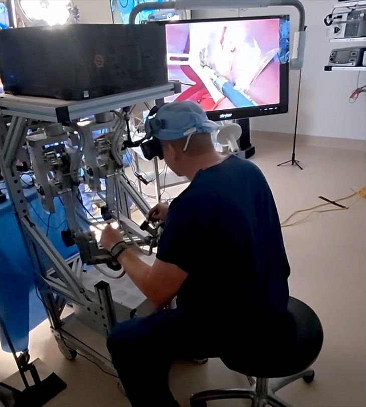 El protagonista del ensayo fue Surgie, una versión adaptada del robot humanoide Unitree G1. El protagonista del ensayo fue Surgie, una versión adaptada del robot humanoide Unitree G1.