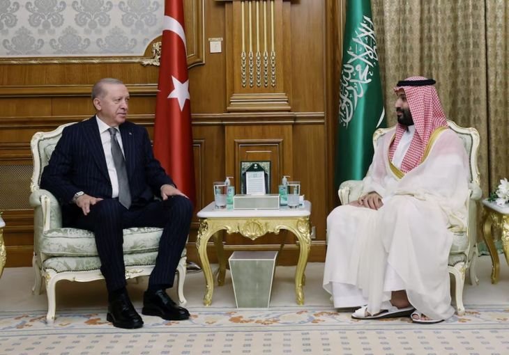 El presidente turco Tayyip Erdogan y el príncipe heredero saudí Mohammed bin Salman, antes de la esperada firma del acuerdo de defensa. El presidente turco Tayyip Erdogan y el príncipe heredero saudí Mohammed bin Salman, antes de la esperada firma del acuerdo de defensa.
