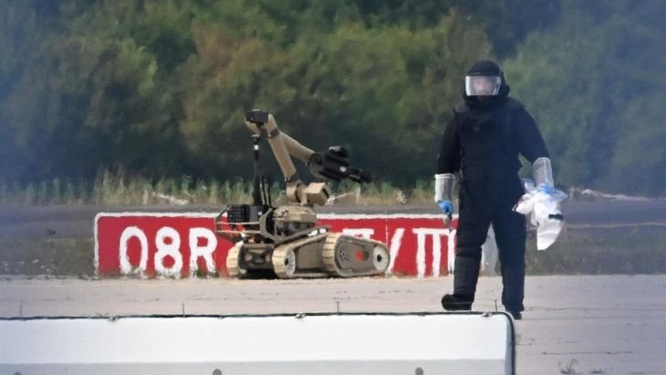 La policía alemana utilizó un robot especializado para retirar el detonador del dispositivo encontrado. La policía alemana utilizó un robot especializado para retirar el detonador del dispositivo encontrado.