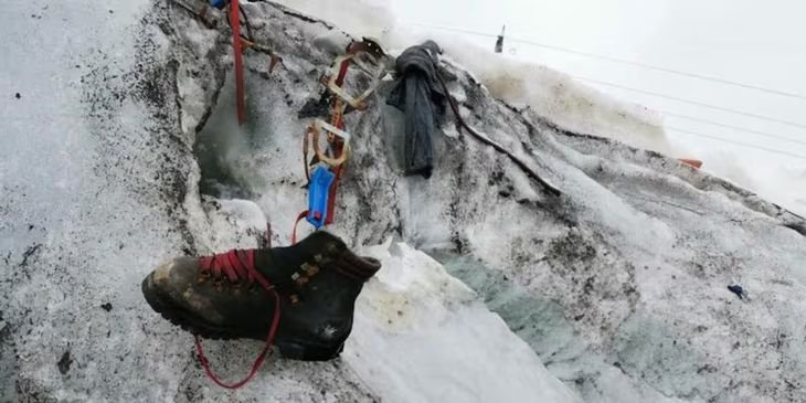 Los restos fueron descubiertos a fines del mes pasado por un excursionista en las inmediaciones del glaciar Trift, en el cantón de Valais, al sur de Suiza. Los restos fueron descubiertos a fines del mes pasado por un excursionista en las inmediaciones del glaciar Trift, en el cantón de Valais, al sur de Suiza.