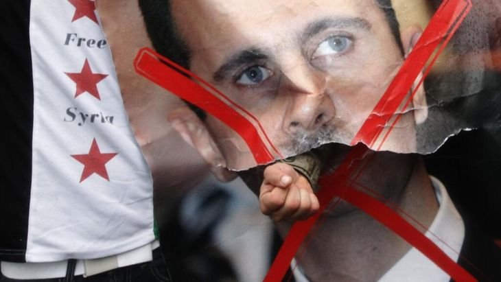 Un tribunal sirio condenó tanto al último líder de la dinastía dictatorial siria, además de a su hermano Maher y a su primo Atef Najib por liderar la represión de Daraa en 2011 que desencadenó la guerra civil. Un tribunal sirio condenó tanto al último líder de la dinastía dictatorial siria, además de a su hermano Maher y a su primo Atef Najib por liderar la represión de Daraa en 2011 que desencadenó la guerra civil.