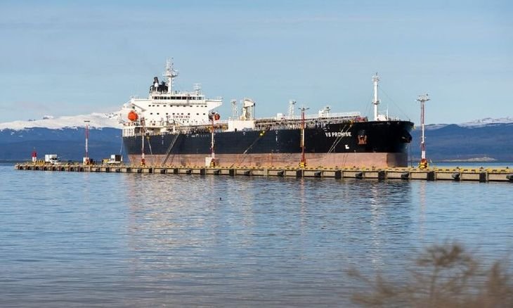 El buque británico amarrado en Ushuaia fue motivo de discordia entre Nación y Tierra del Fuego. El buque británico amarrado en Ushuaia fue motivo de discordia entre Nación y Tierra del Fuego.