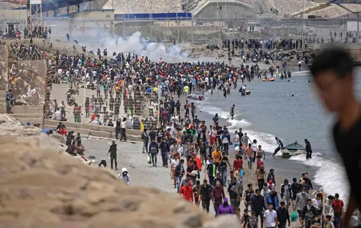 Imagen del masivo ingreso de inmigrantes a Ceuta esta semana. 