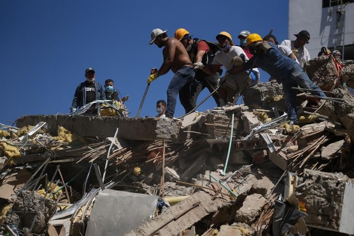 Colombia intensifica la búsqueda entre escombros tras el devastador terremoto. Colombia intensifica la búsqueda entre escombros tras el devastador terremoto.