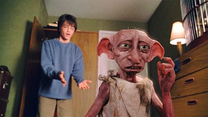 Dobby es un elfo doméstico de Harry Potter cuya muerte en la saga convirtió a Freshwater West en un sitio de homenaje para los fanáticos. Dobby es un elfo doméstico de Harry Potter cuya muerte en la saga convirtió a Freshwater West en un sitio de homenaje para los fanáticos.