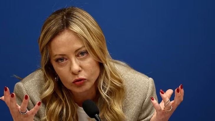 La mandataria también fue consultada por su conocido lema de campaña, el cual la llevó al poder: "Soy Giorgia, soy una mujer, soy madre".