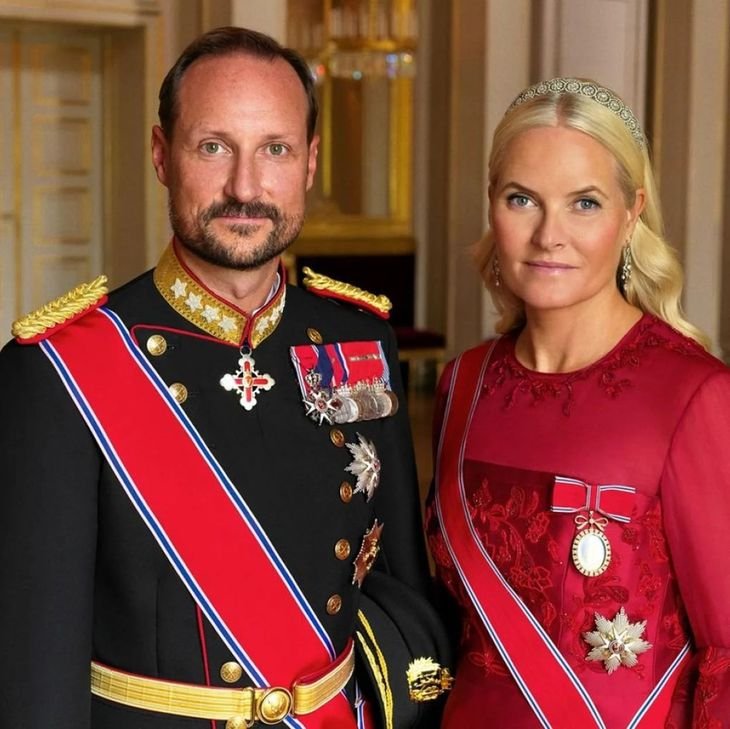 Haakon está casado con Mette-Marit Tjessem Høiby, quien hasta el momento tenía el cargo de princesa heredera y fue fuertemente criticada al momento de unirse a la Corona. Haakon está casado con Mette-Marit Tjessem Høiby, quien hasta el momento tenía el cargo de princesa heredera y fue fuertemente criticada al momento de unirse a la Corona.