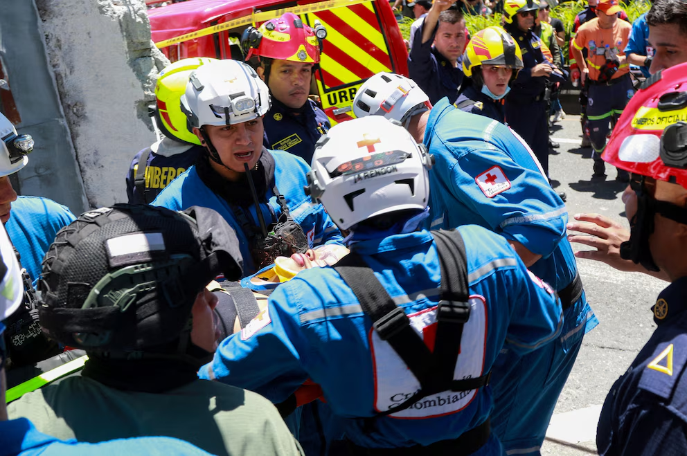 Terremoto en Colombia: imágenes de las labores de rescate para salvar a decenas de personas atrapadas bajo los escombros Terremoto en Colombia: imágenes de las labores de rescate para salvar a decenas de personas atrapadas bajo los escombros
