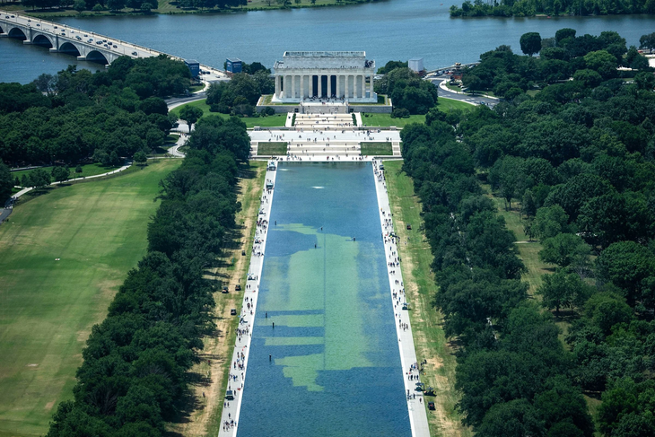 El estanque reflectante del Monumento a Lincoln. La obra demandó u$s16 millones y quedó envuelta en distintos problemas.
